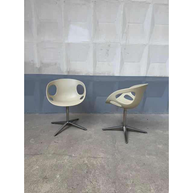 The RIN swivel chair, designed by Hiromichi Konno for Fritz Hansen, combines the best of Danish and Japanese design. The...