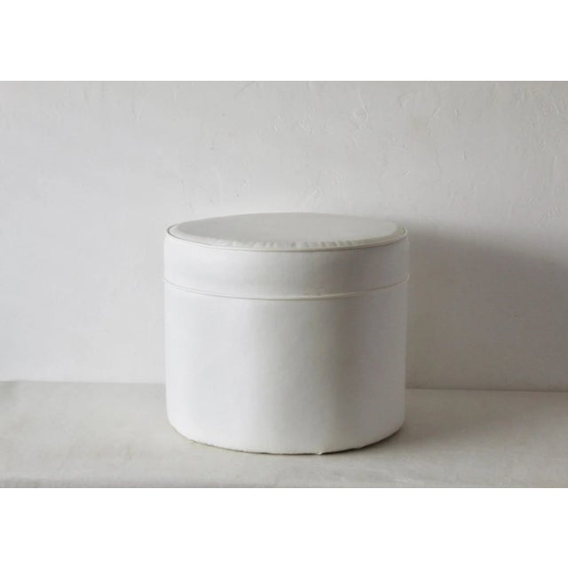 1970s Vintage American Modern White Vinyl Drum Pouf Stool For Sale - Image 4 of 10