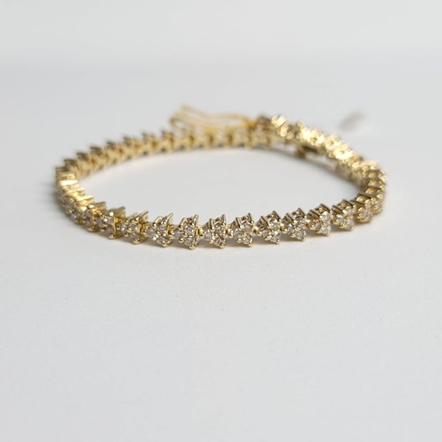 Triangle Shaped Diamond Tennis Bracelet 3.90cttw 14k Yellow Gold For Sale - Image 4 of 4