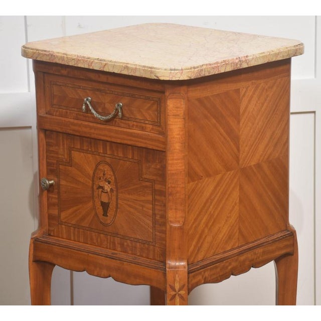 French Satinwood Bedside Tables, 1890s, Set of 2 For Sale - Image 5 of 12