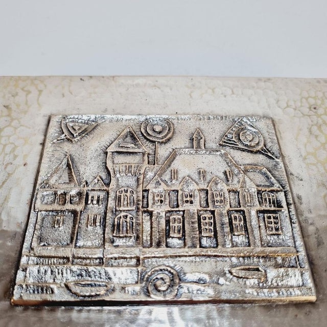 This vintage mid-century modern decorative box (13x18x3 cm) is a striking piece of Hungarian applied art from the 1960s....