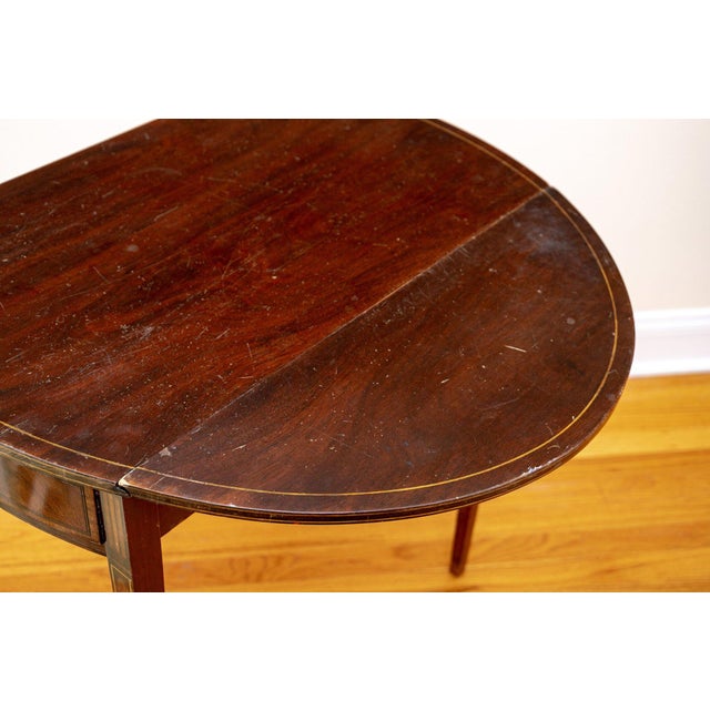 Brown Early 18th Century Federal Mahogany Pembroke Drop Leaf Table With Satinwood Inlaid Legs and Brass Pull For Sale - Image 8 of 9