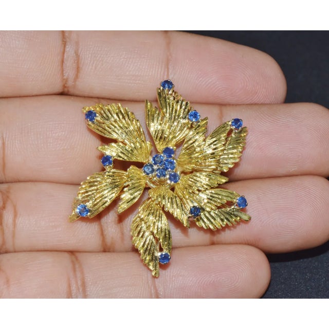 Gorgeous Natural 1.10Cts Sapphire 18K 750 Solid Gold Floral Cocktail Ring, size 6.25 For Sale In Dallas - Image 6 of 10