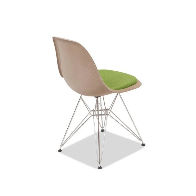 Mid-Century Modern Fiberglas Sidechairs with Eiffelbase by Charles & Ray Eames for Herman Miller, 1970s, Set of 6 For Sale - Image 3 of 6