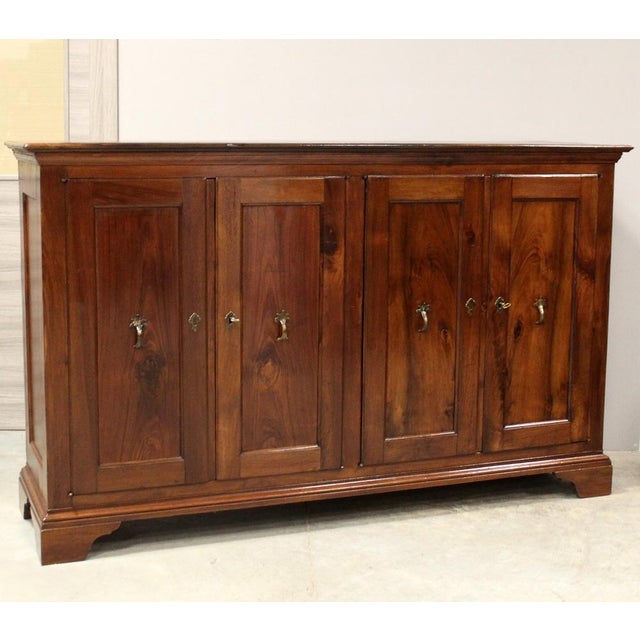4 -door sideboard In solid walnut 700 era Origin Italy - Veneto Measurements: Width 185 cm, depth 50 cm, height 112 cm...