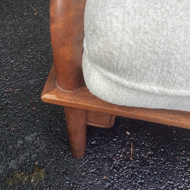 Wood 1960s Pair of Michael Taylor for Baker Attributed Walnut Horseshoe Lounge Chairs in Off White Boucle For Sale - Image 7 of 8