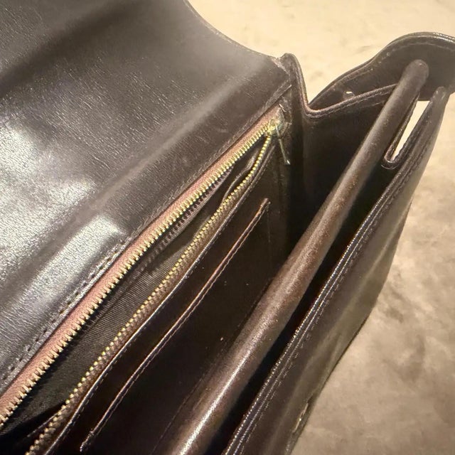 An Elegant 1970s Chocolate Brown Leather Italian Shoulder Bag For Sale - Image 6 of 14