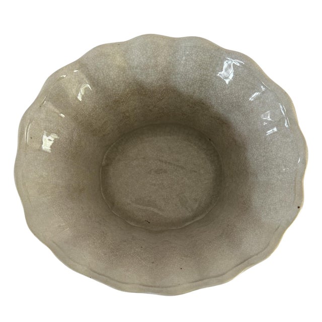 Chinoiserie Late 20th Century United Wilson Neoclassical Scalloped Ceramic Cachepot For Sale - Image 3 of 7