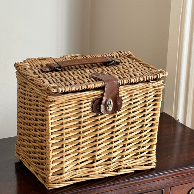 Mid-20th Century Wicker Picnic Basket For Sale - Image 4 of 12