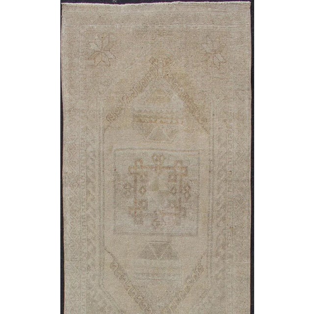 Vintage Turkish Oushak runner with floral tribal medallions, Keivan Woven Arts / rug TU-ALK-3584, country of origin /...