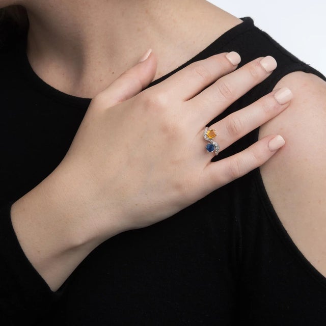 Natural Sapphire Diamond Bypass Ring Vintage 18 Karat White Gold size 8.25 For Sale In Los Angeles - Image 6 of 6