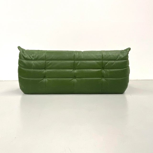 French Three-Seater Togo Sofa in Forest Green Leather attributed to Michel Ducaroy for Ligne Roset For Sale - Image 9 of 11