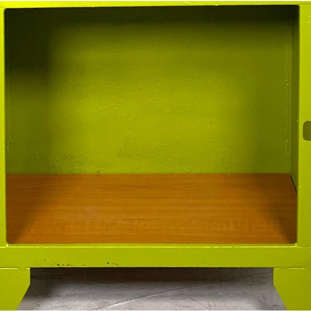 Vintage Green Doctor's Display Case, 1989 For Sale - Image 10 of 13