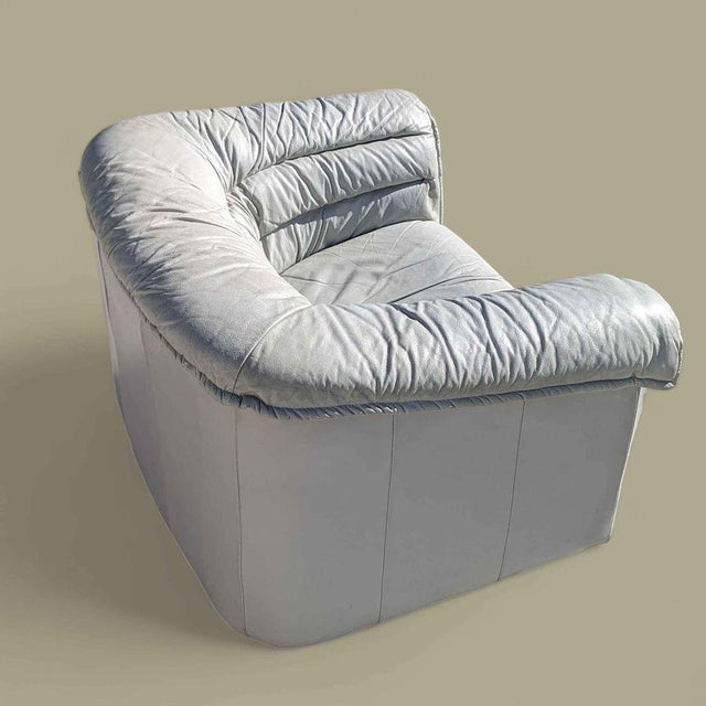 Late 20th Century Natuzzi Italian Leather Lounge Chair in Light Gray, Mid-Century, Postmodern For Sale - Image 11 of 11