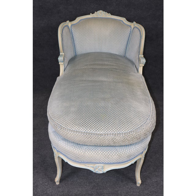 French Louis XVI Style Creme & Blue Accent Paint Decorated Chaise Lounge For Sale In Philadelphia - Image 6 of 14