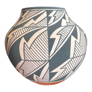 Acoma Pueblo Pottery Jar by J. Garcia — Bold Geometric Lightning Motif, Hand-Coiled, 6" For Sale