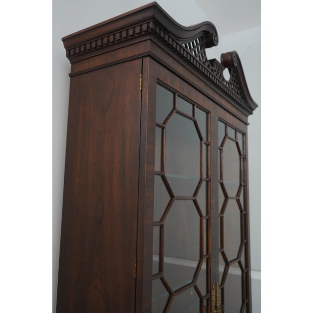 1990s Henredon Chippendale Mahogany 2 Door Curio Display Cabinet For Sale - Image 11 of 14