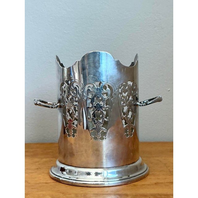 This elegant silver-plated wine holder is a refined example of classic English dining tradition, bringing a touch of high-...