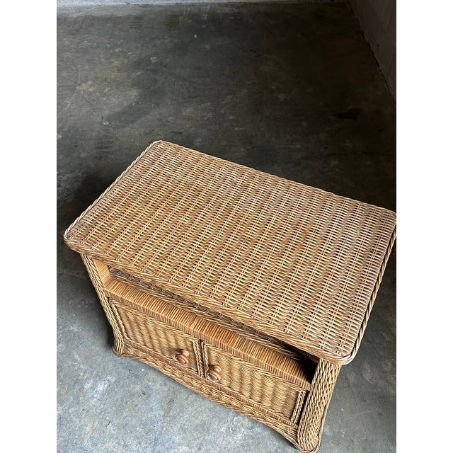 nice little tv cabinet. Could be used as a night stand, end table, etc. Very good condition and nice form.