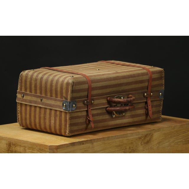 Striped Dolls Suitcase, 1890s, in Very Good conditions. Designed 1890 to 1919