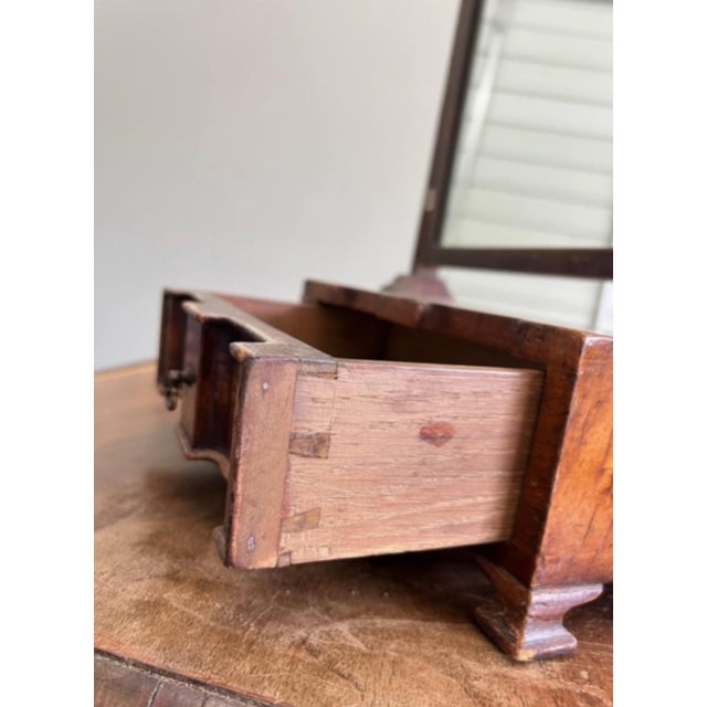 An elegant early 20th-century tabletop dressing mirror in the Georgian tradition, featuring a shaped adjustable swing...