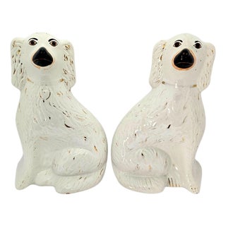 Late 19th-Century English Staffordshire Spaniel Mantel Dogs, Pair For Sale