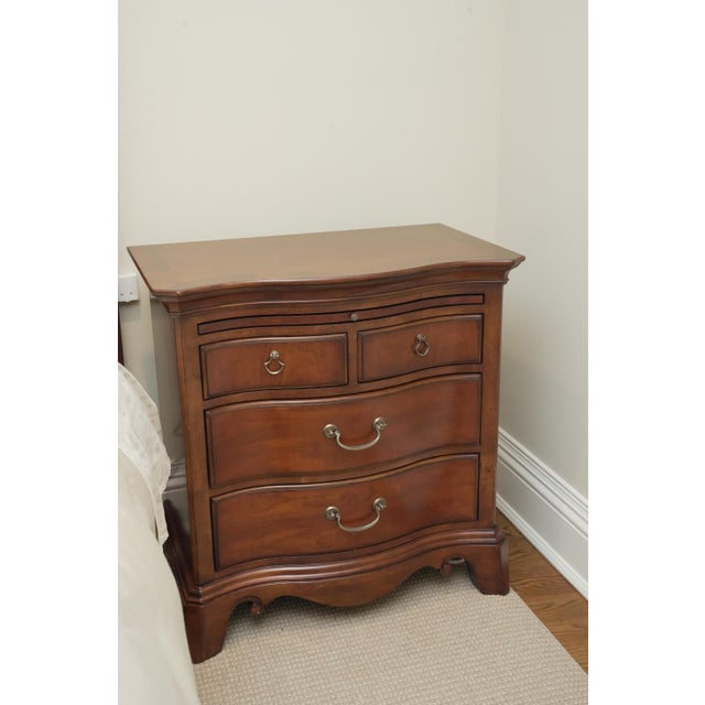 Late 20th Century Thomasville Serpentine Front Mahogany Nightstand / Bedside Table – Traditional Curved Front Chest For Sale In New York - Image 6 of 13