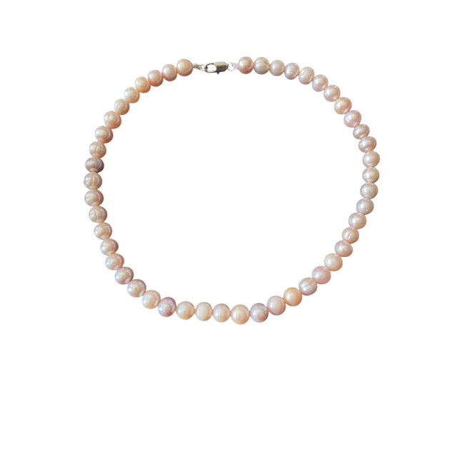 1980s Genuine Pinkish /Grayish Pearl Necklace Cultured Freshwater 17" Long For Sale - Image 5 of 10