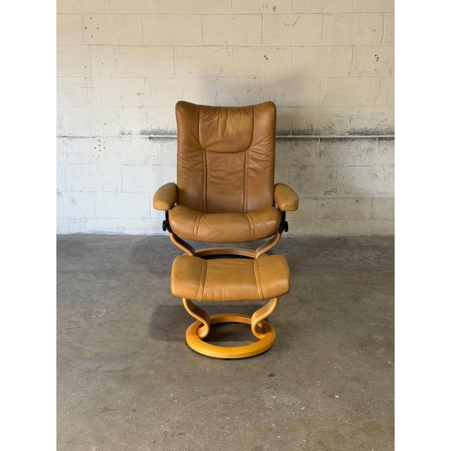 Mid-Century Modern Ekornes Stressless Tan Leather Lounge Chair With Ottoman Mid-Century Modern 1980s For Sale - Image 3 of 13