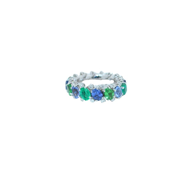 Modern Diamond Emerald Sapphire Tsavorite Flexible Unique Eternity Band White Gold Ring, Size 5 For Sale - Image 3 of 18