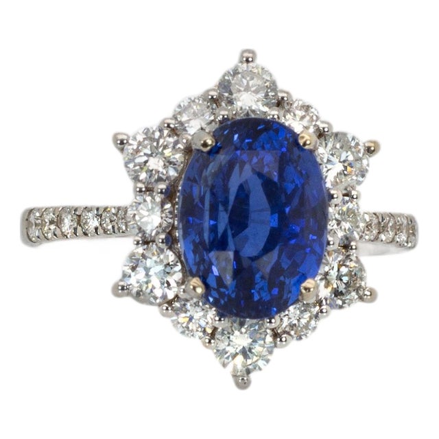 4cts Blue Sapphire Ring With Natural Diamonds Accents: Solid 14k Gold, 8x6mm For Sale
