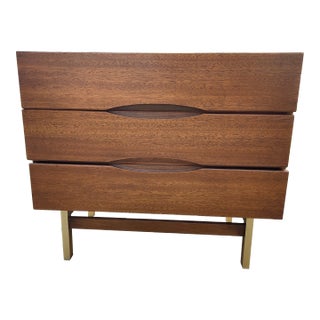 Mid Century Modern American of Martinsville Bachelor Chest of Drawers For Sale