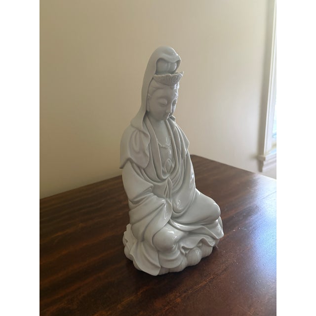 Mid 20th Century Blanc De Chine Porcelain Seated Kwan Yin Figure For Sale - Image 4 of 11