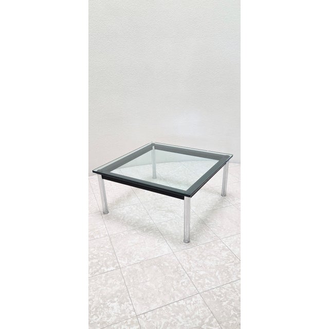 Black Cassina Lc10 Table en Tube Basse Coffee Table Glass Top Chrome Legs Black Base Le Corbusier Pierre Jeanneret Charlotte Perriand For Sale - Image 8 of 13