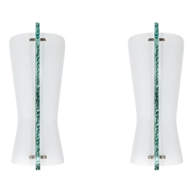 Model 1537 Wall Lights in Sandblasted and Chiselled Glass and Brass by Max Ingrand for Fontana Arte, 1960s, Set of 2 For Sale