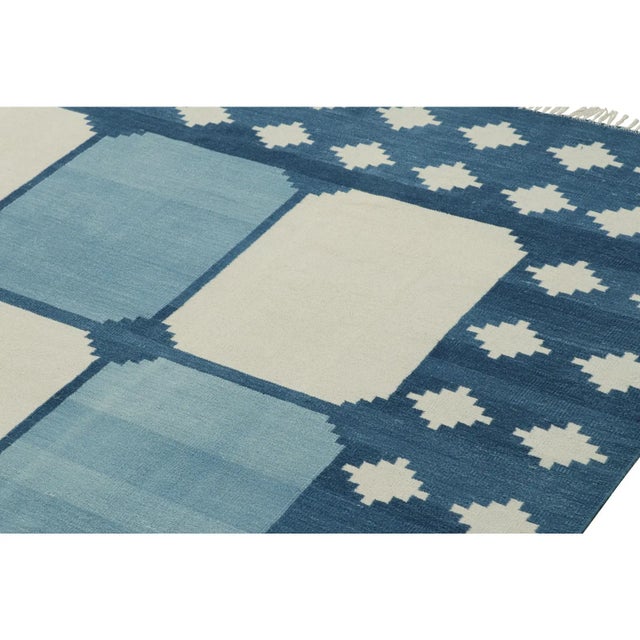 Textile Rug & Kilim’s Contemporary Dhurrie Rug in Blue & White Geometric Square Patterns For Sale - Image 7 of 7