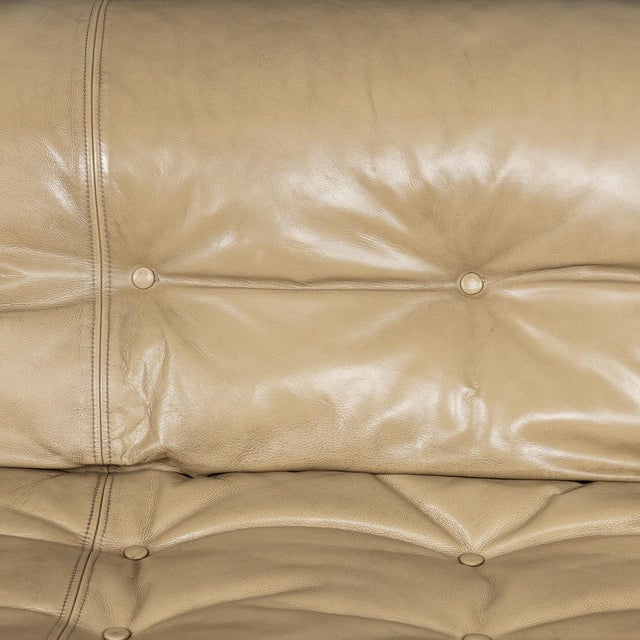 Italian Beige Soriana Leather Sofa by Tobia Scarpa for Cassina, 1980 For Sale - Image 17 of 18