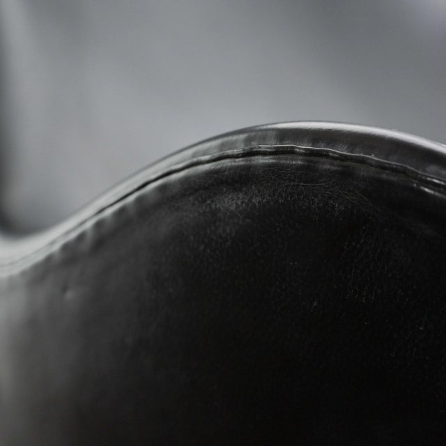 Set of Egg Chair and Ottoman in Aniline Leather with Polished Aluminium Base by Arne Jacobsen for Fritz Hansen, 2005 For Sale - Image 11 of 18