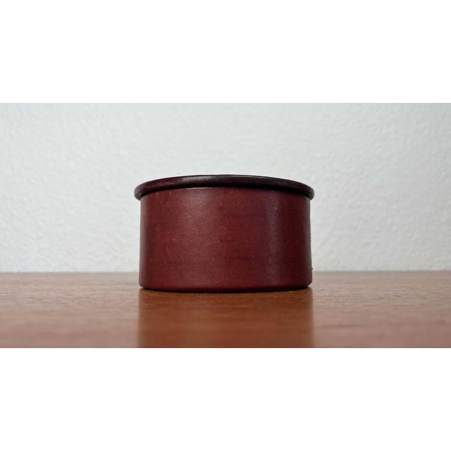 Art Deco German Round Leather Jewelry Box with Lid, 1920s For Sale - Image 16 of 18