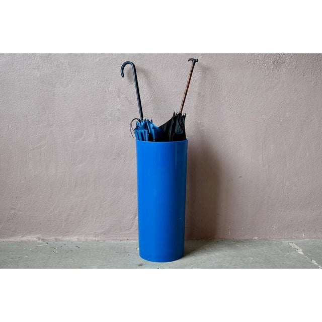 This 1970s umbrella stand will brighten up rainy days! Made of electric blue molded plastic, it boasts a decidedly...