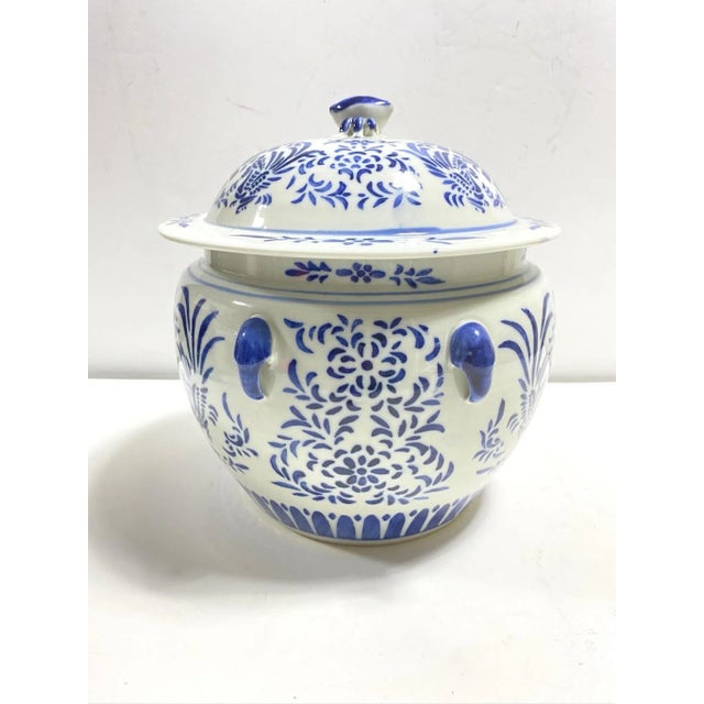 Large Vintage Blue & White Porcelain Lidded Ginger Jar With Side Handles - Chinoiserie Decor For Sale - Image 4 of 10