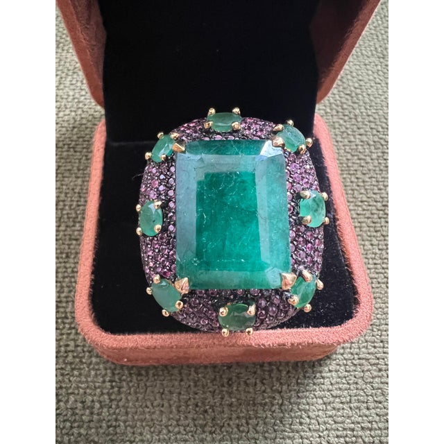 Bochic "Capri" 20 Carat Emerald & Pink Fancy Sapphire Ring Set 18K Gold & Silver For Sale - Image 10 of 18