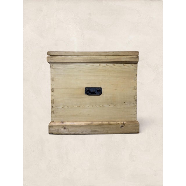 Late 19th Century English Victorian Pine Blanket Chest With Iron Handles For Sale In Tampa - Image 6 of 7