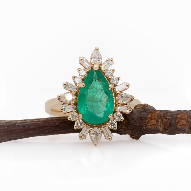 Modern 1.7cts Colombian Emerald Ring With Natural Diamonds: Solid 14k Gold, Pear, Size 6.75 For Sale - Image 3 of 8
