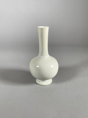 Dehua porcelain vase, Kangxi Dynasty (1661-1722), monochrome China