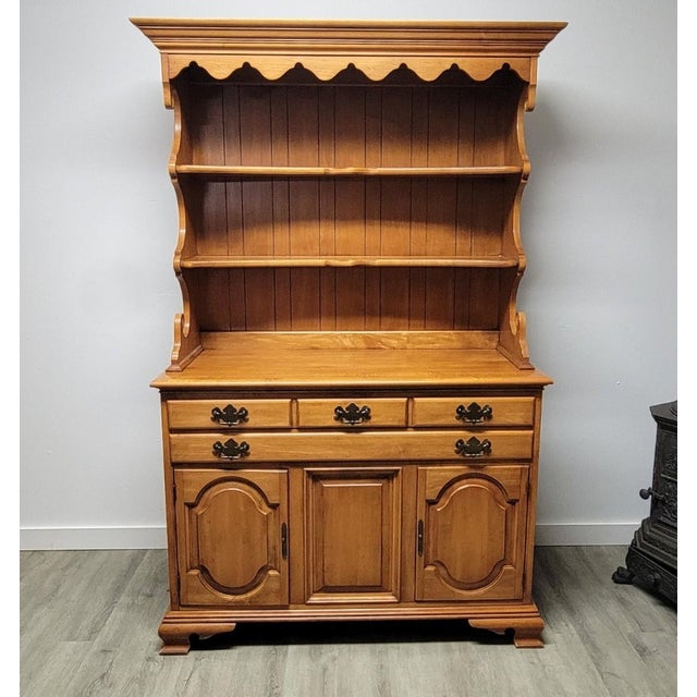 1970s Vintage American Maple Country Hutch Cabinet With Scalloped Gallery, 73” For Sale - Image 5 of 11