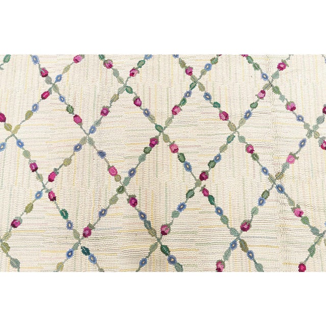 This exquisite vintage American hooked rug, dating from the 1940s, is a celebration of folk craftsmanship and romantic...