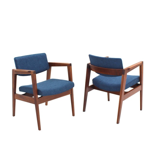 Gunlocke Solid Walnut Newly Upholstered Set of Four Gunlocke Chairs Risom Style For Sale - Image 4 of 10