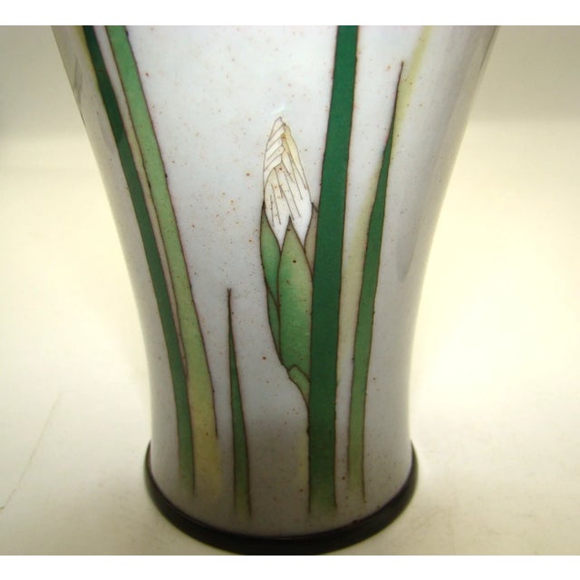 Pair of Antique Japanese Meiji Namikawa Sosuke Musen Cloisonné Iris Vases - Signed For Sale - Image 4 of 8