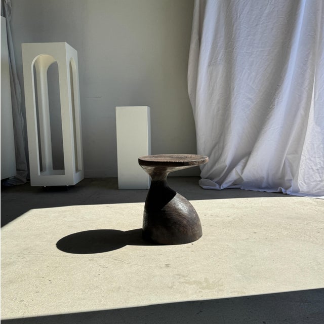 Sexy Neck - Solid mango wood side table, organic shape, brown color. Ideal as a side table or end table in the living room...